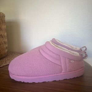 NWOT - UGG Astro Ultra Slippers Pink